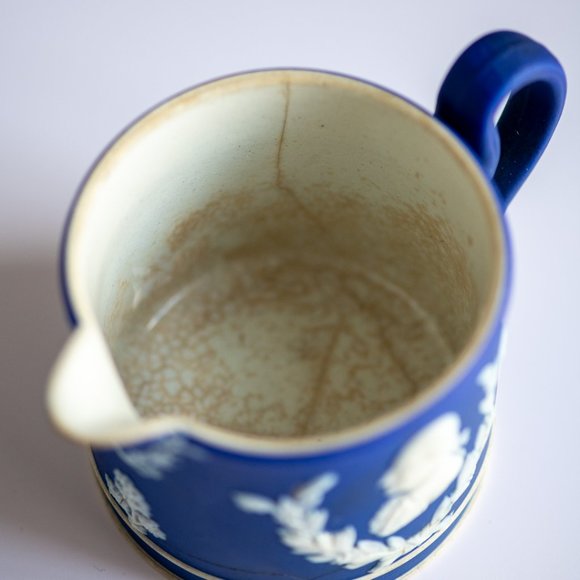 1905 Wedgwood Creamer Dark Blue Jasperware W Issues - See Photos - Picture 6 of 17